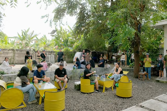 Foto galeri 3 - Area makan dengan pencahayaan yang bagus